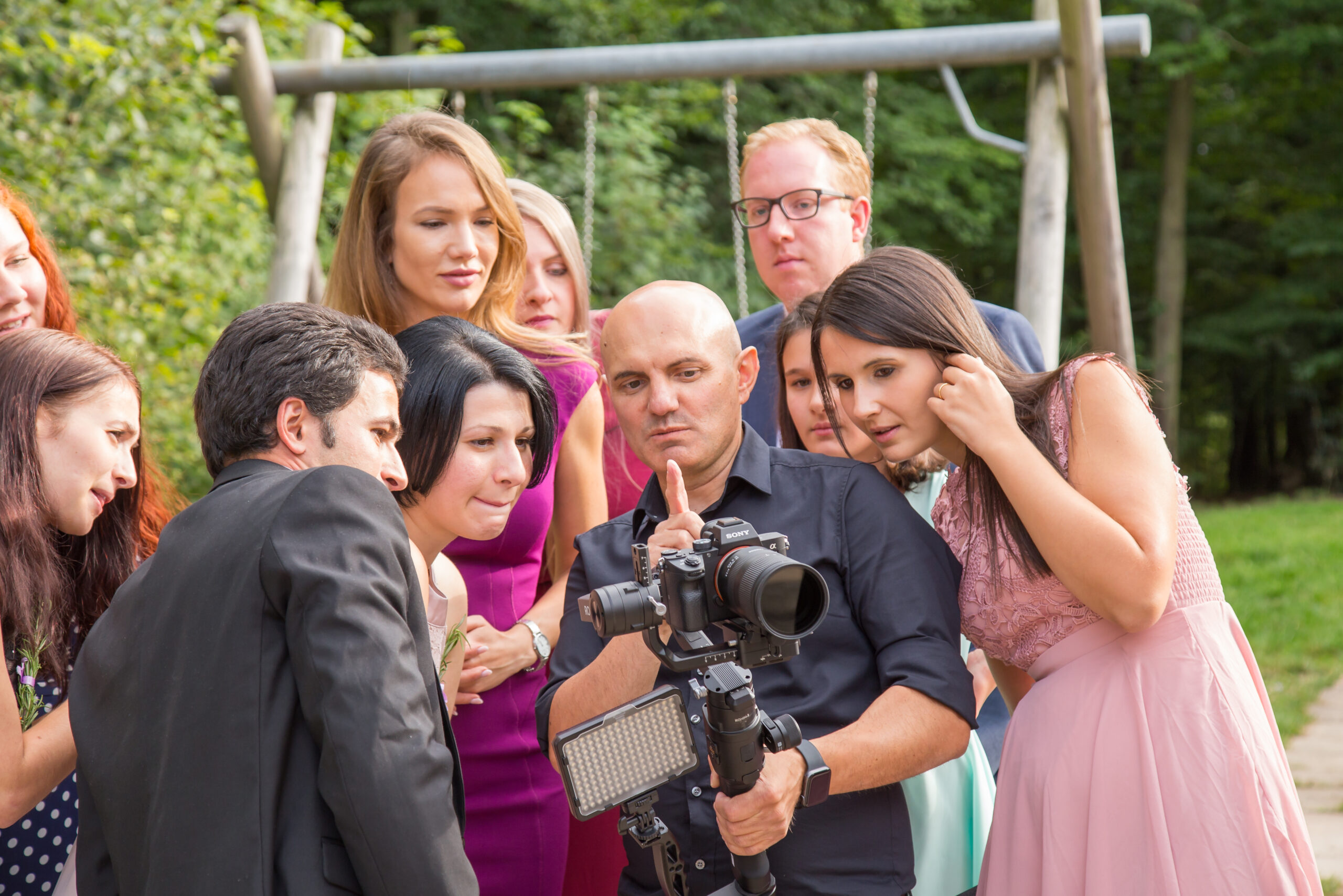 TV-Wedding mit Brautpaar und Hochzeitsgesellschaft