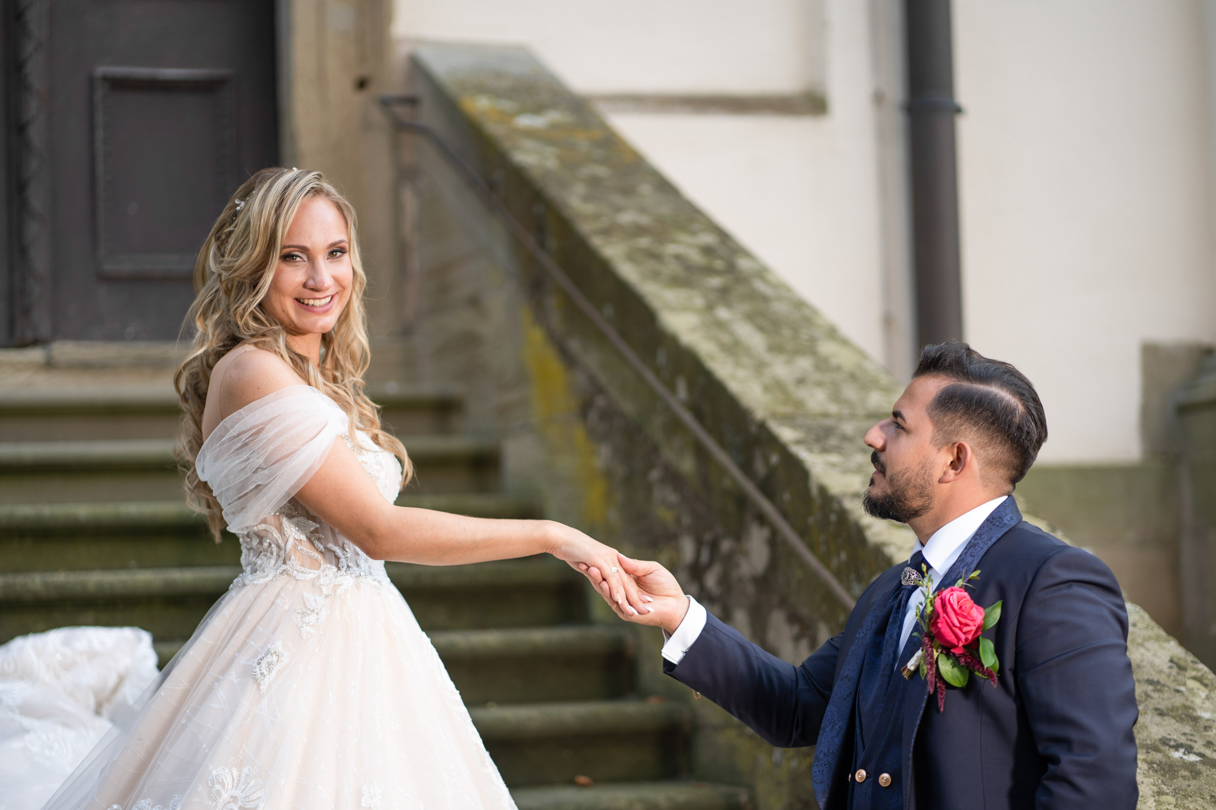 Xenia und Davide beim Brautpaarshooting an einer Steintreppe – Hochzeitsfilm von TV-Wedding